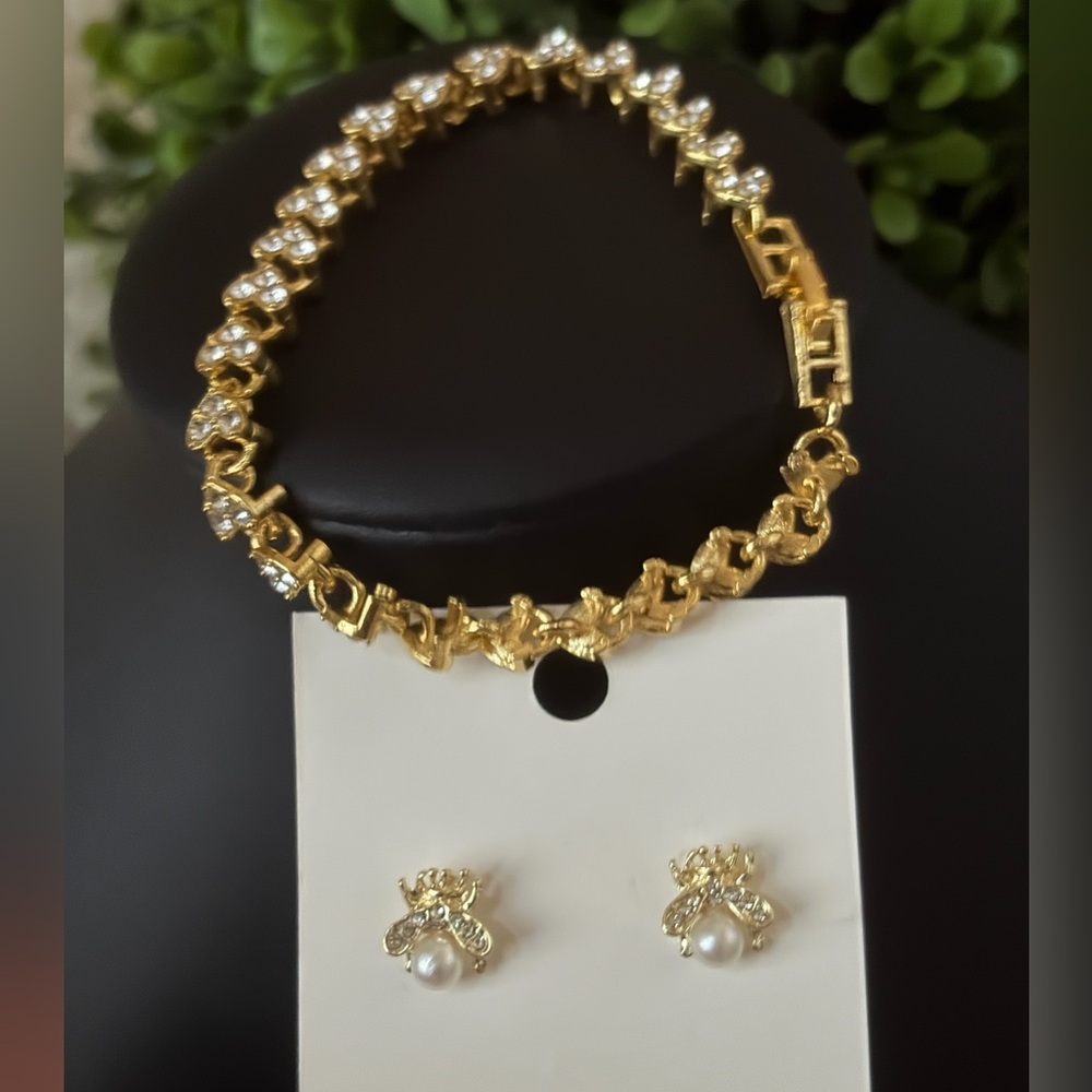 Fashion Gold Tone Bracelet and Bee earring bundle new
